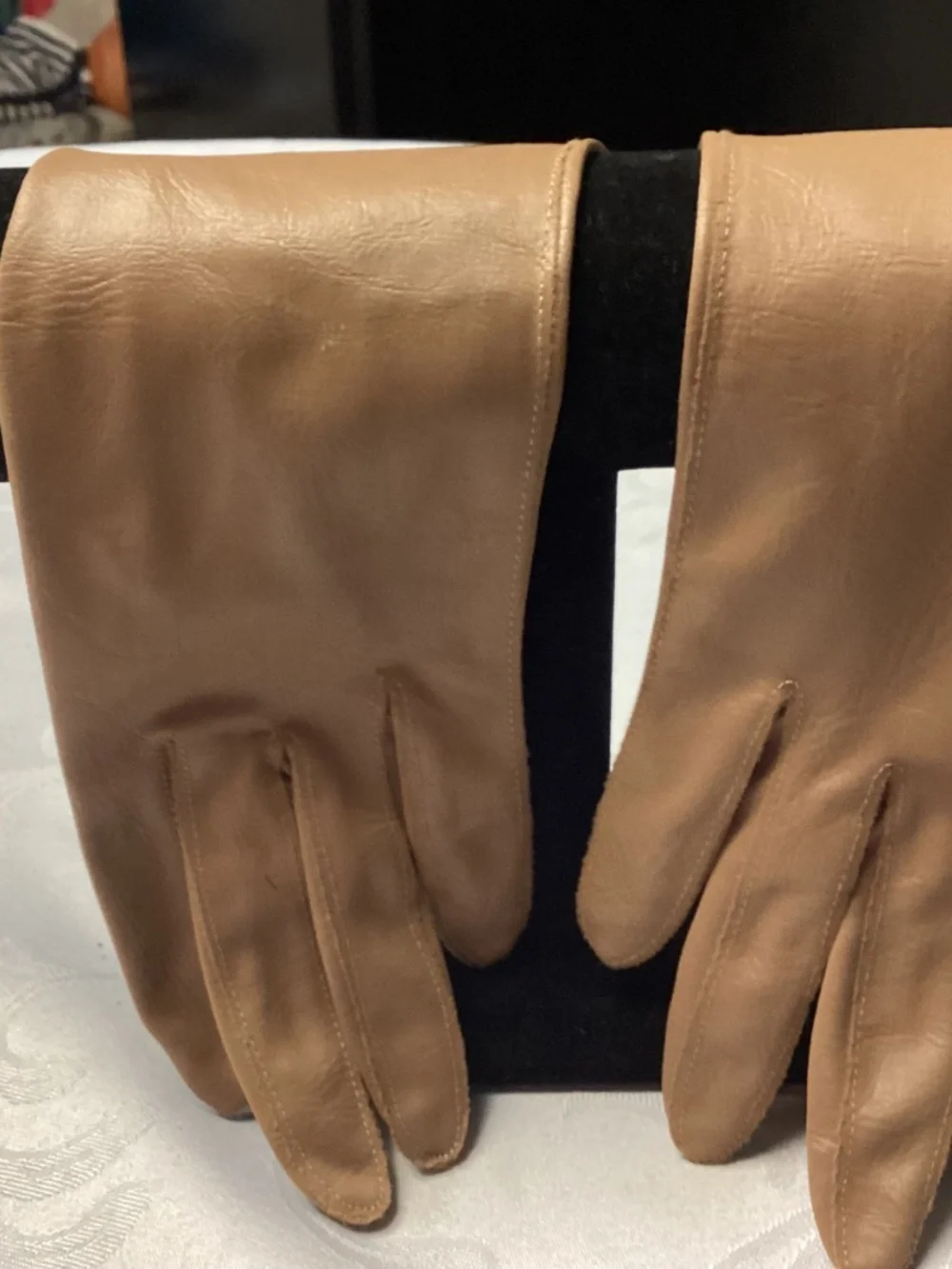 Vintage gloves, absolutely gorgeous butterscotch tan looks FABULOUS